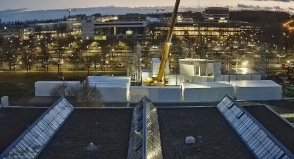 Versetzen der Module auf der Baustelle mit dem Mobilkran