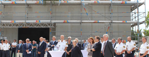 Richtfest für das neue Polizei-Trainingszentrum auf der Baustelle Richtfest für das neue Polizei-Trainingszentrum auf der Baustelle