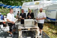 Hofgartenfest der bayerischen Staatskanzlei am 23.07.2022 in München mit Herrn Benjamin Liebl, Staatliche Dombauhütte Regensburg, Herrn Staatsminister Christian Bernreiter, dem Leiter der Staatskanzlei, Herrn Dr. Florian Herrmann und Herrn Christian Pilz, Staatliche Dombauhütte Regensburg (von links nach rechts) am Pavillon der staatlichen Dombauhütten in Bayern