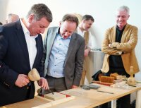 Staatsminister Christian Bernreiter am Stand der Dombauhütten