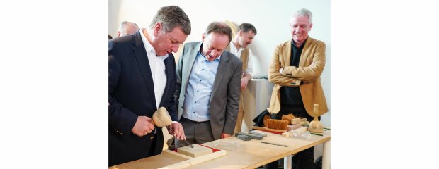 Staatsminister Christian Bernreiter am Stand der Dombauhütten